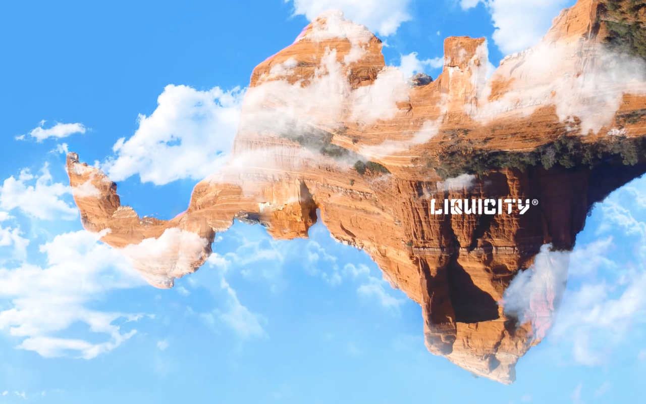 Скала летит в облаках