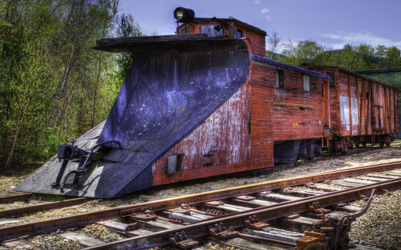 Старинный снегоуборочный паровоз