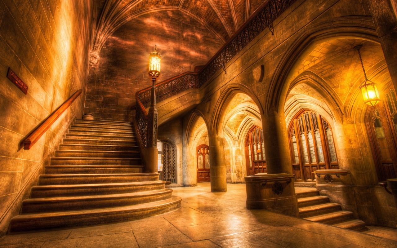 Лестница на второй этаж в каменном замке