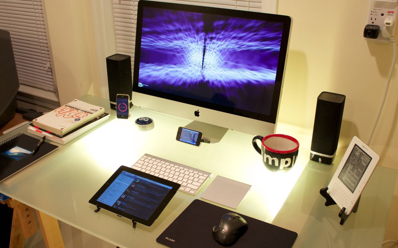 Техника Эппл на рабочем столе