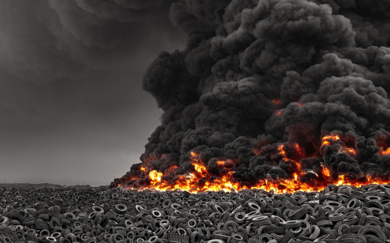 Пожар на свалке старых покрышек