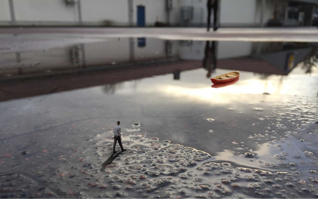 Маленький человек подошел к луже