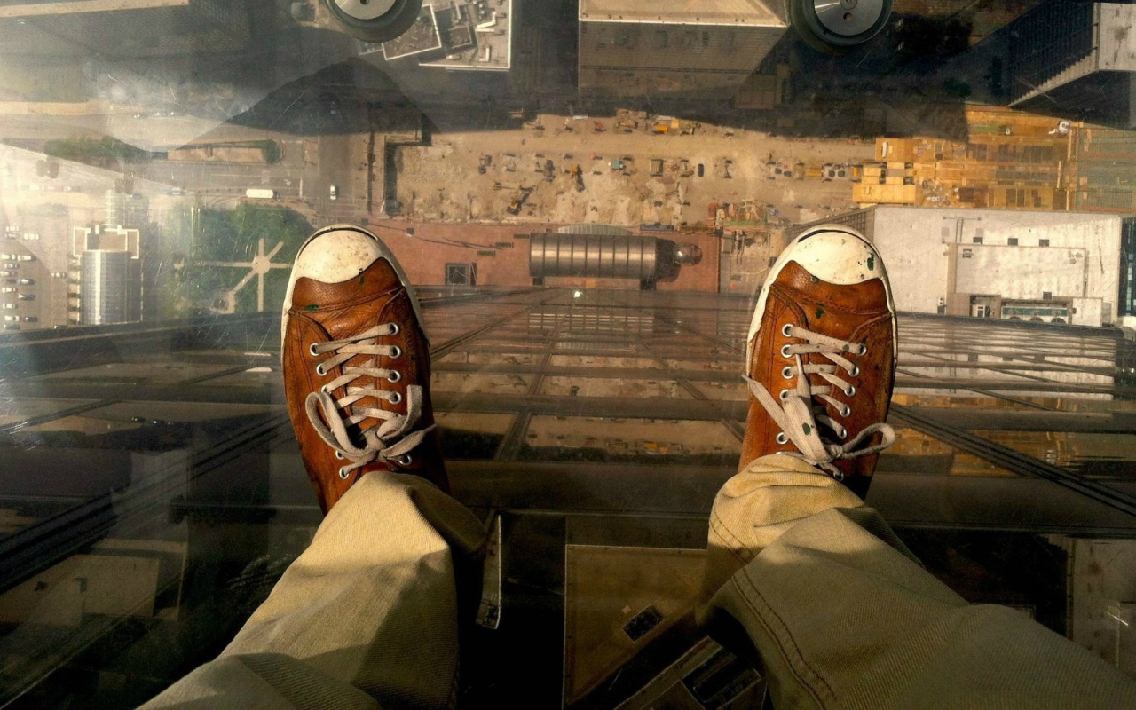 Прозрачный балкон в небоскребе