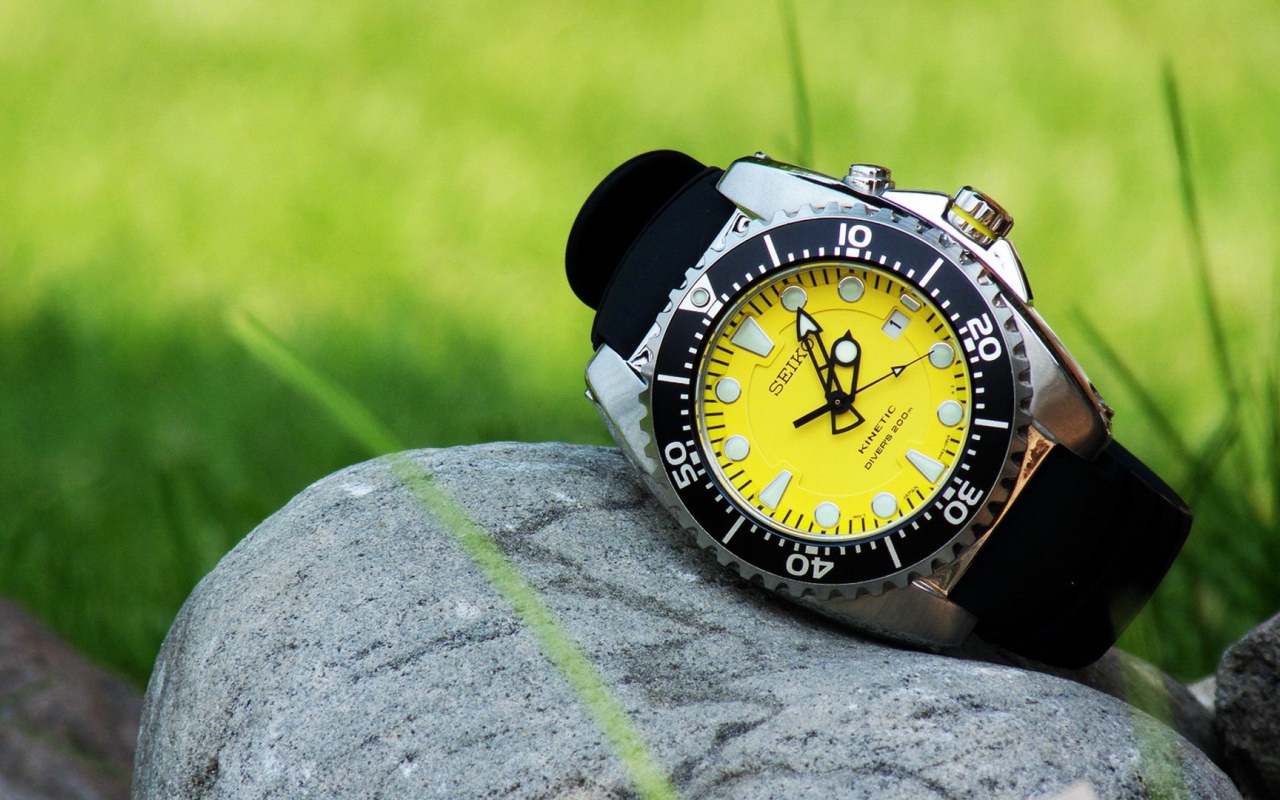 Желтые часы на камне