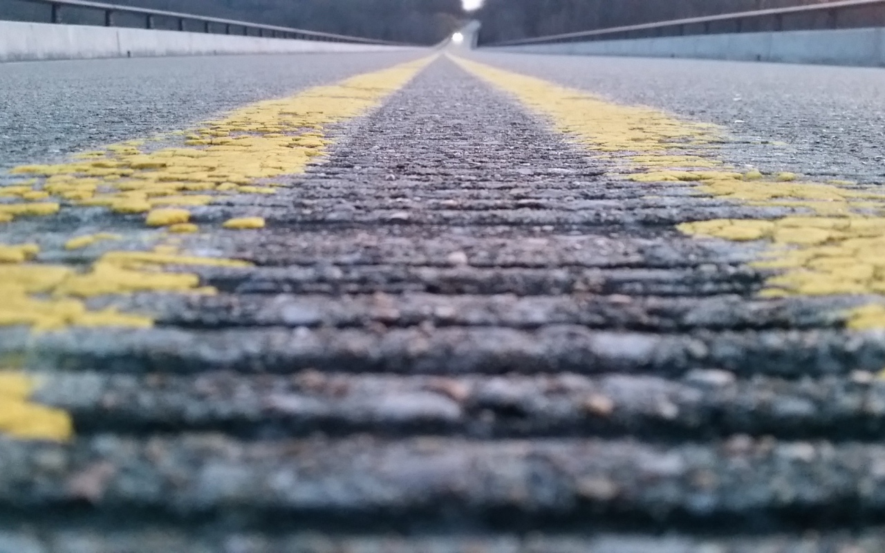 Желтая разметка на дороге