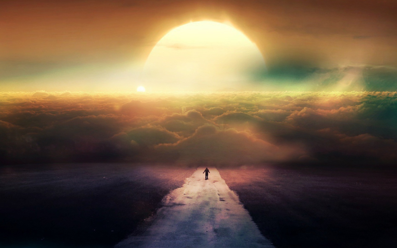 Человек идет на закат в облаках