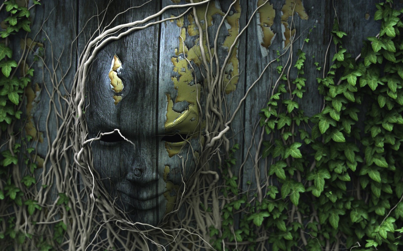 Лицо на деревянном заборе, увитое плющом