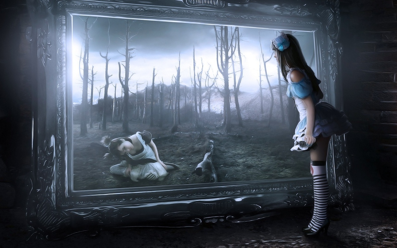 Алиса смотрит в зеркало