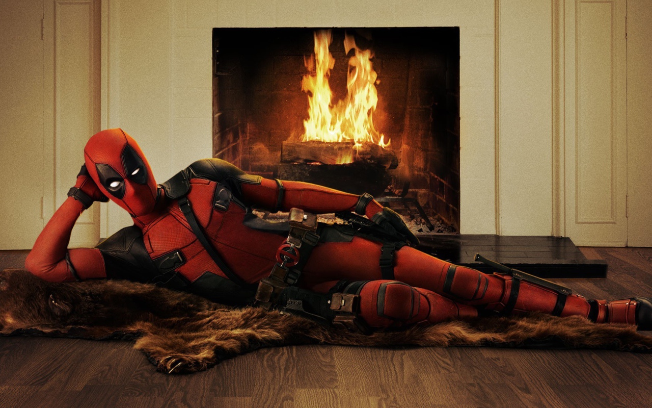 Дэдпул лежит у камина