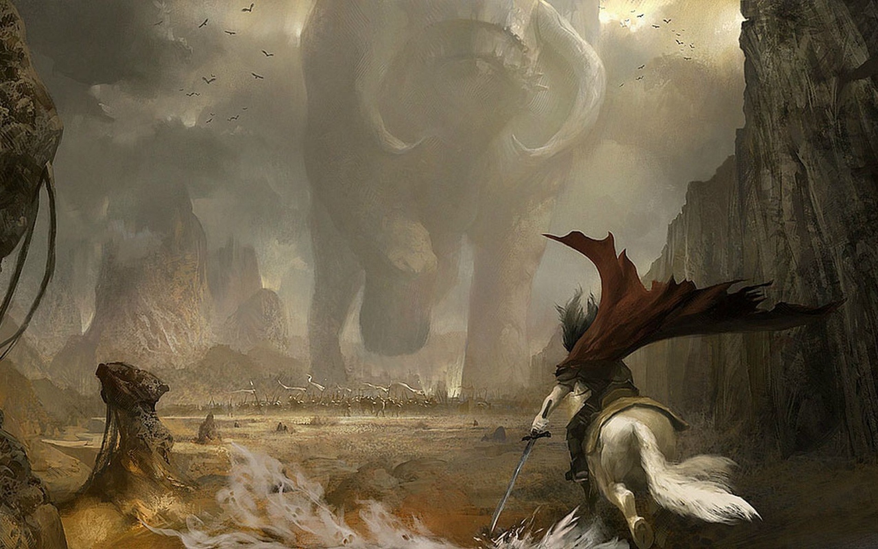 Огромный слон идет в атаку