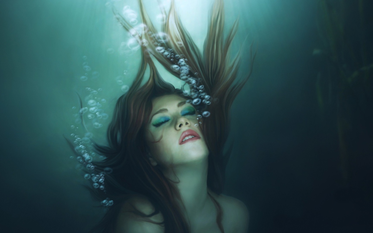 Девушка русалка погружается в воду