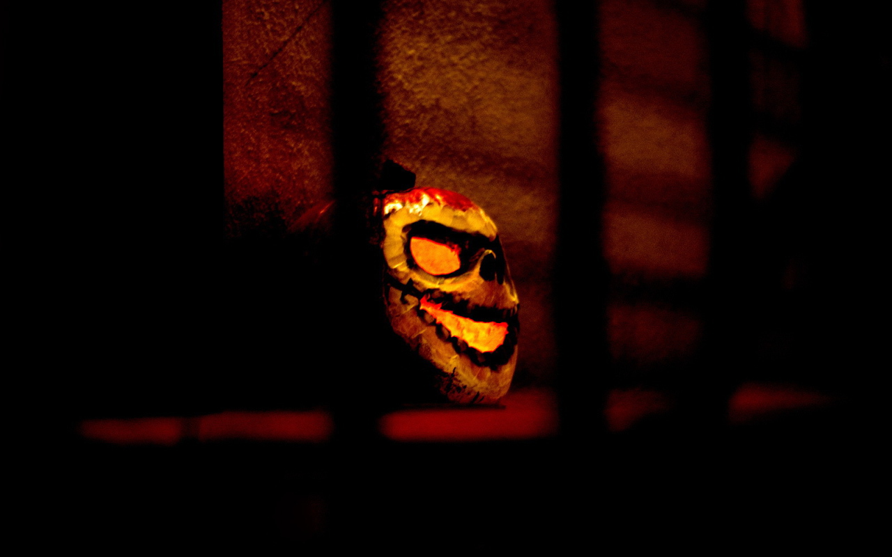 Страшная маска за решеткой