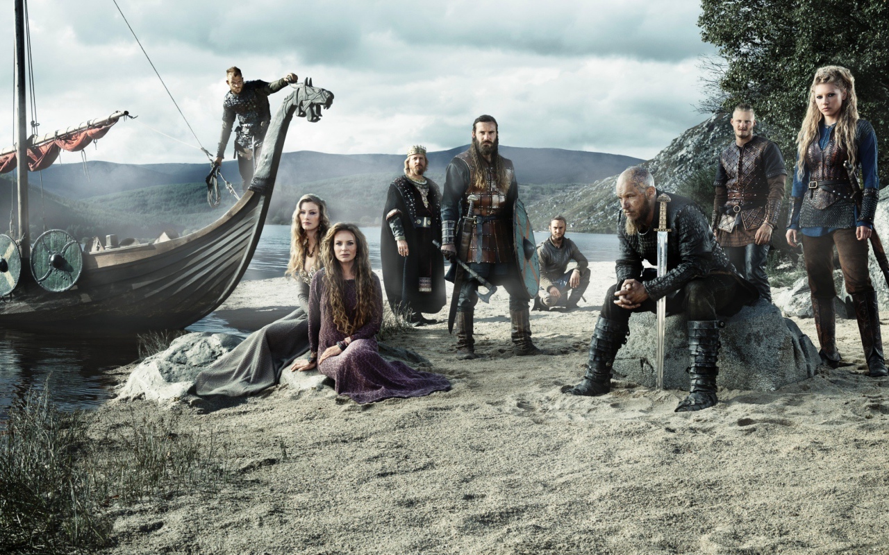 Отряд викингов на берегу моря