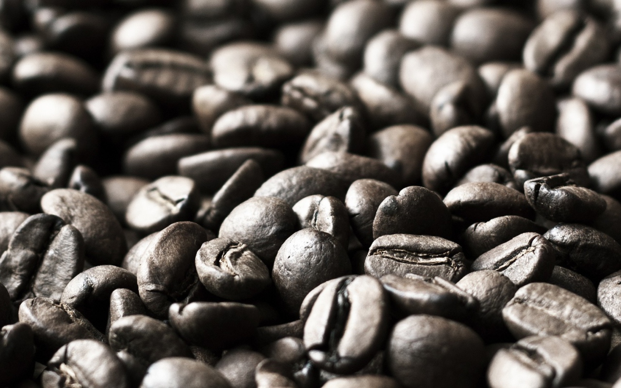 Черно белое фото зерен кофе