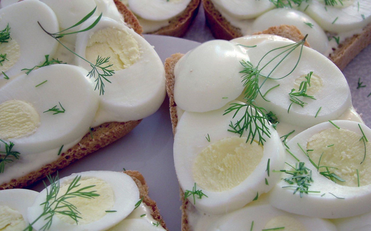 Вареные яйца с хлебом и укропом