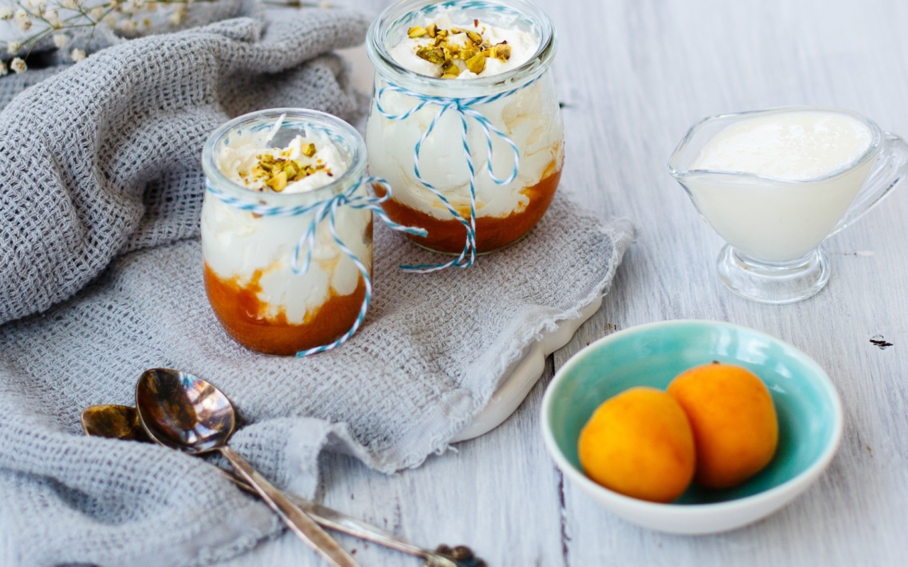 Десерт из взбитых сливок и персикового джема