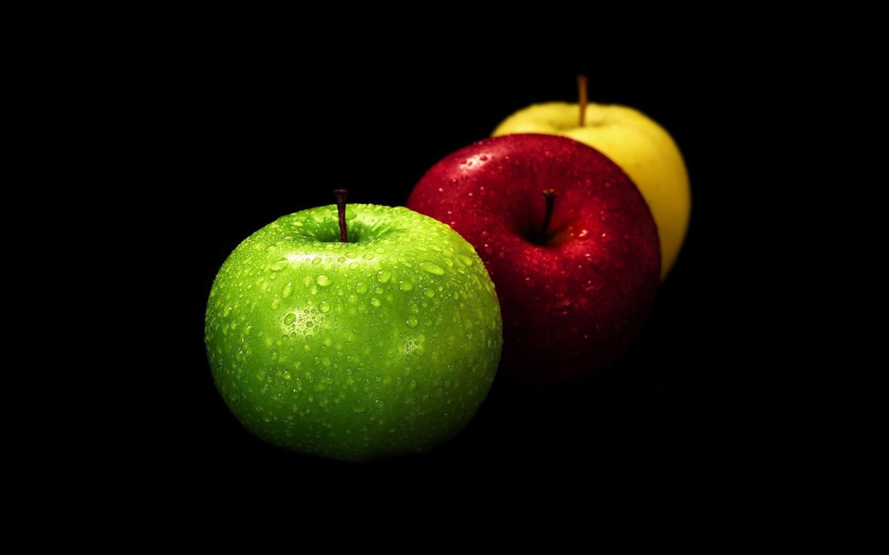 Капли воды на яблоках разного цвета