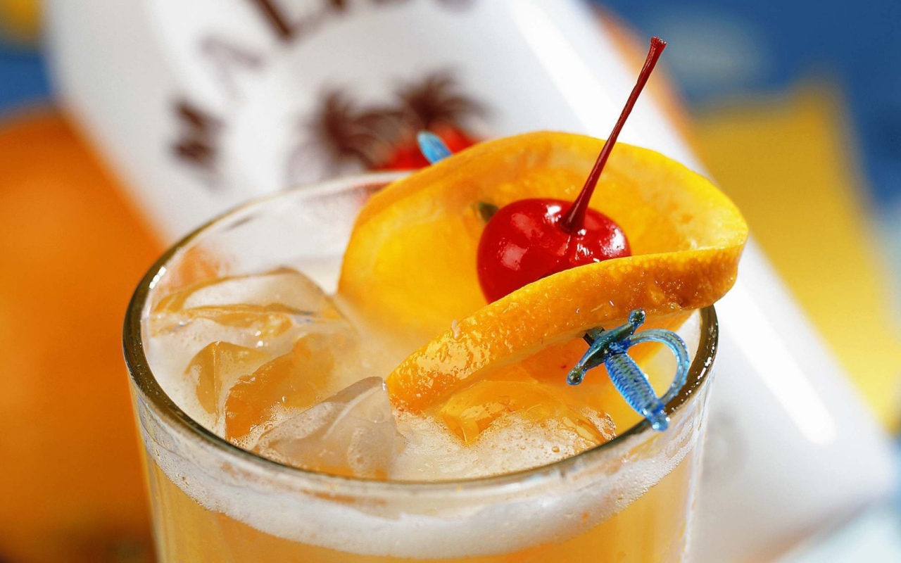 Фрукты на шпажке в молочном коктейле