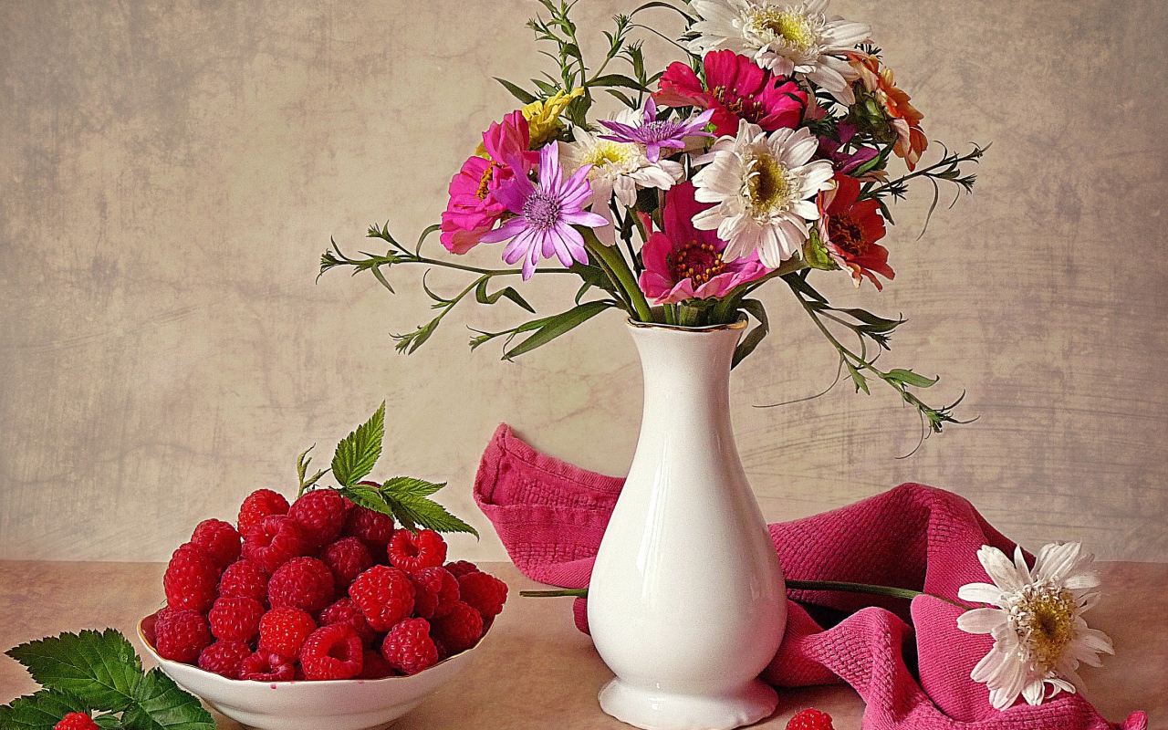 Блюдце с малиной и букет цветов