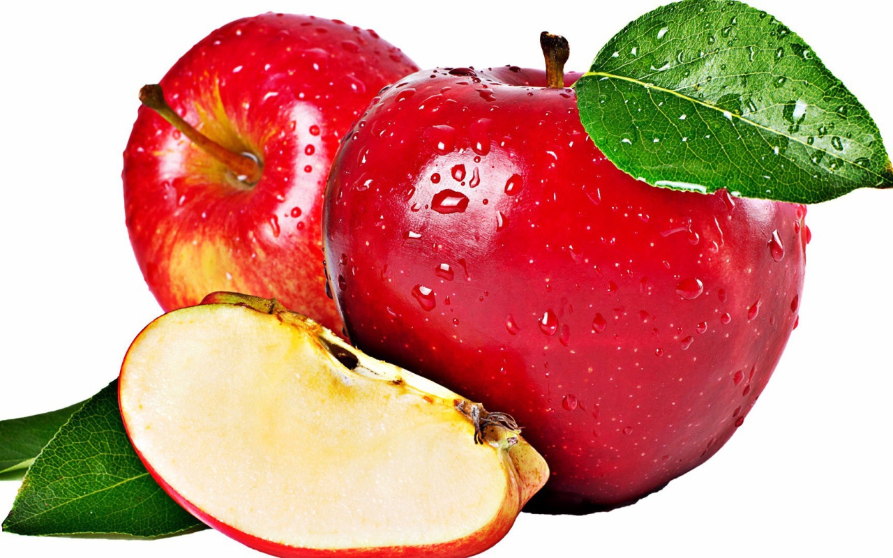 Ломтик спелого красного яблока