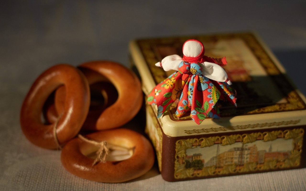 Несколько бубликов и коробка с чаем