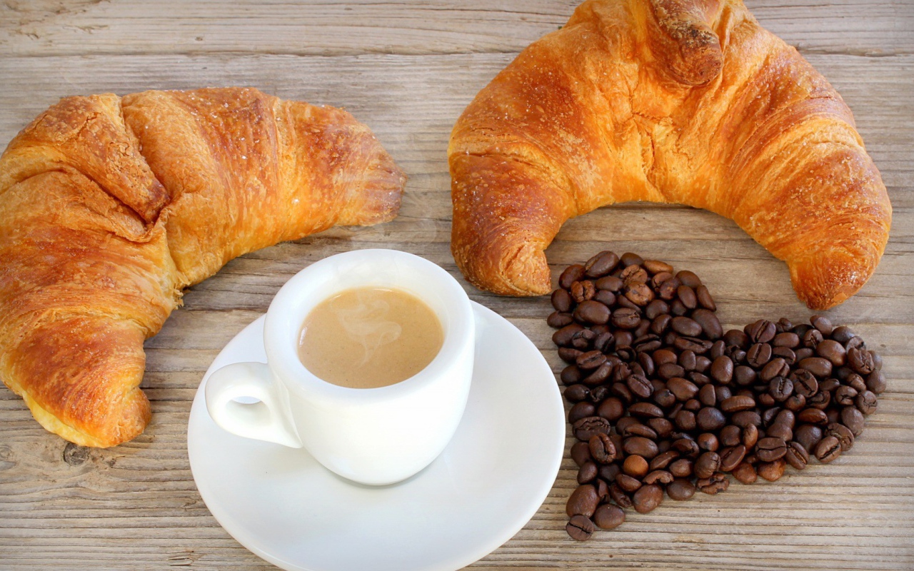 Два французских круассана и чашка кофе