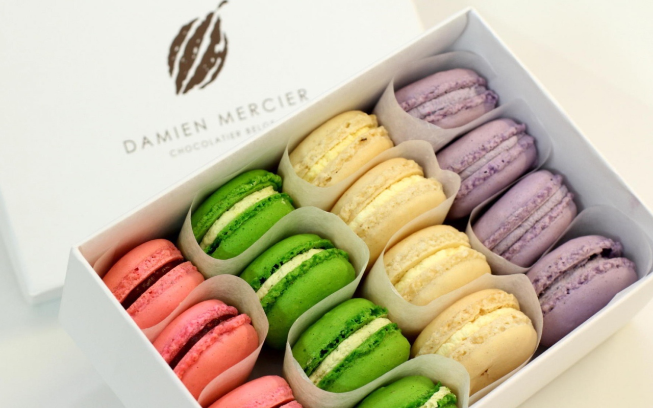 Коробка с печеньем нежных пастельных цветов