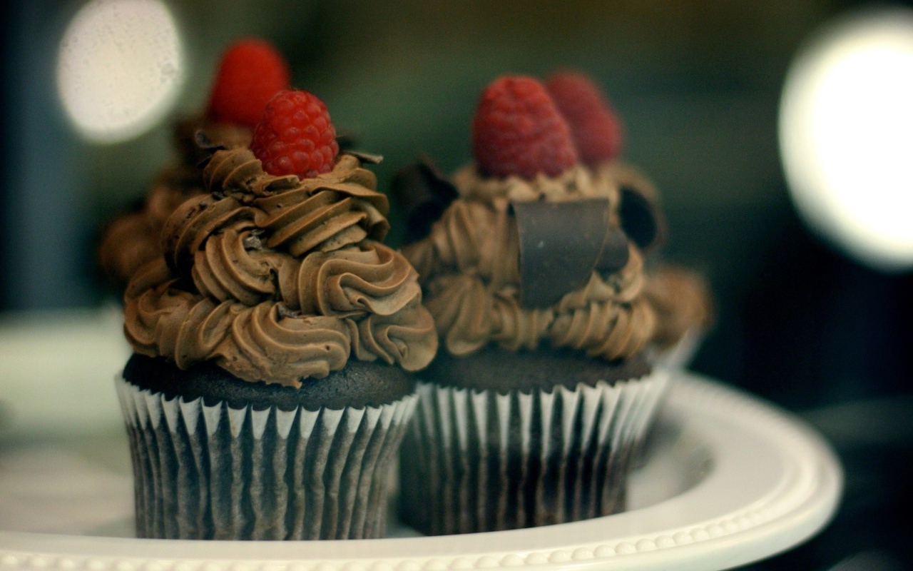 Шоколадные кексы с кофейным кремом и ягодами