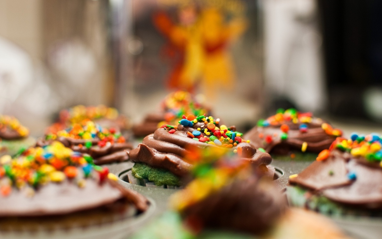 Цветная посыпка на шоколадных кексах