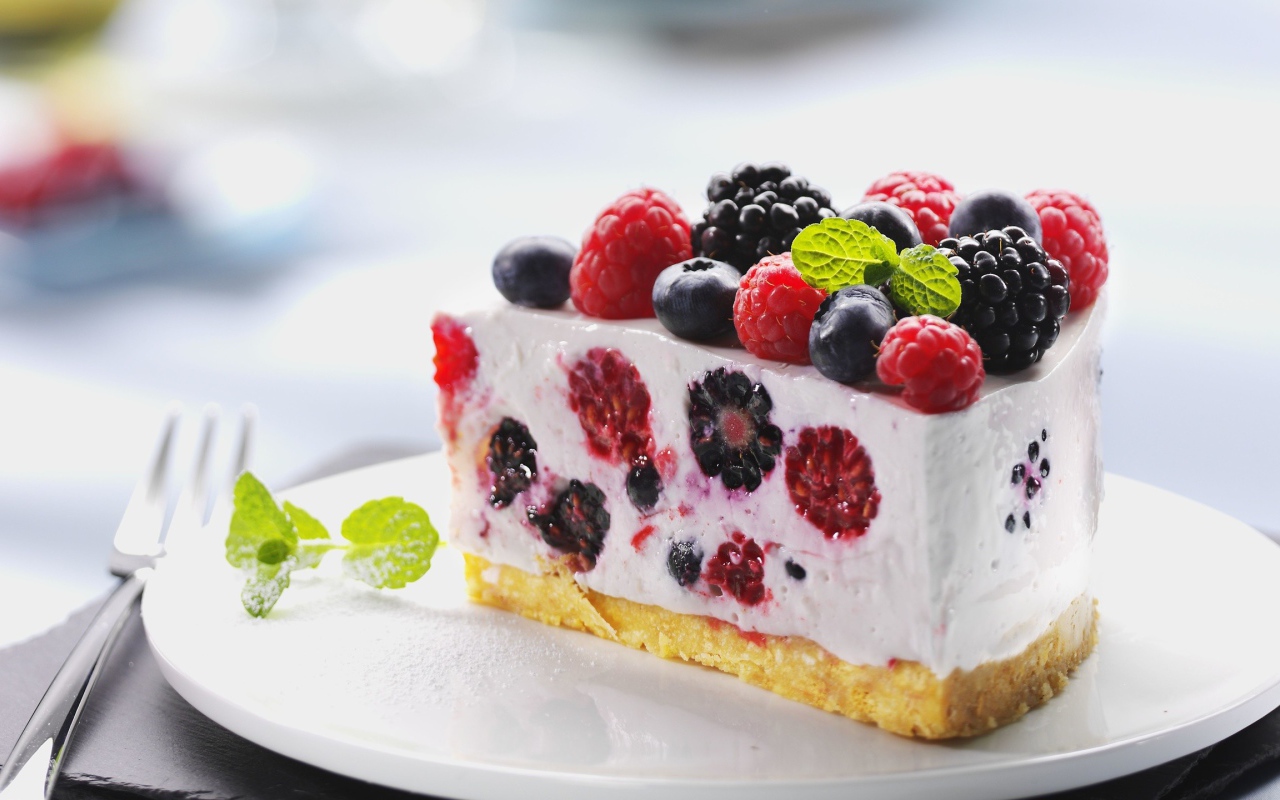 Пирог из творожного желе с ягодами