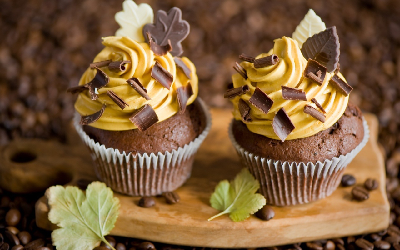 Розочка из крема на шоколадном кексе