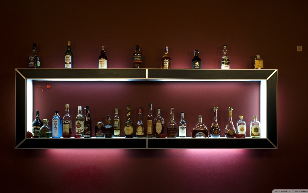 Бар с алкоголем на стене
