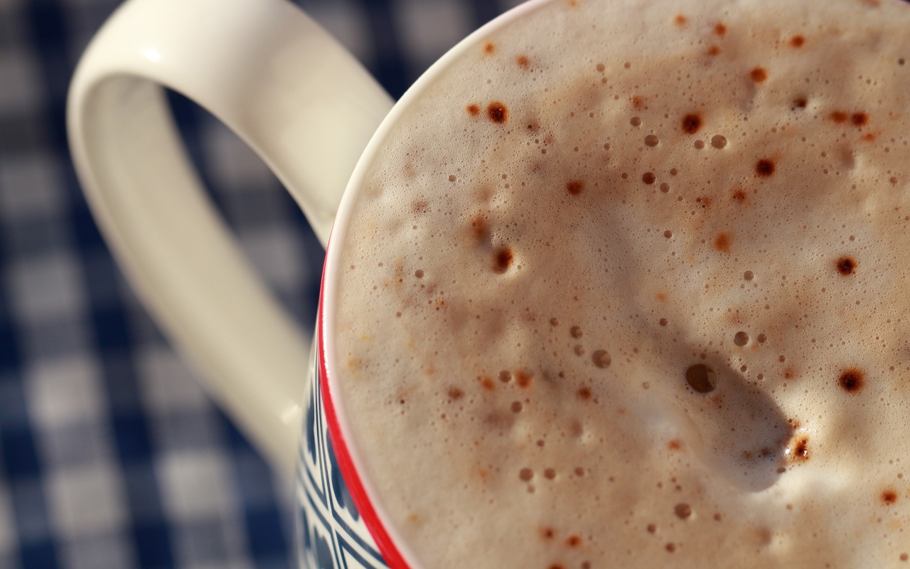 Коричневые точки на пенке кофе