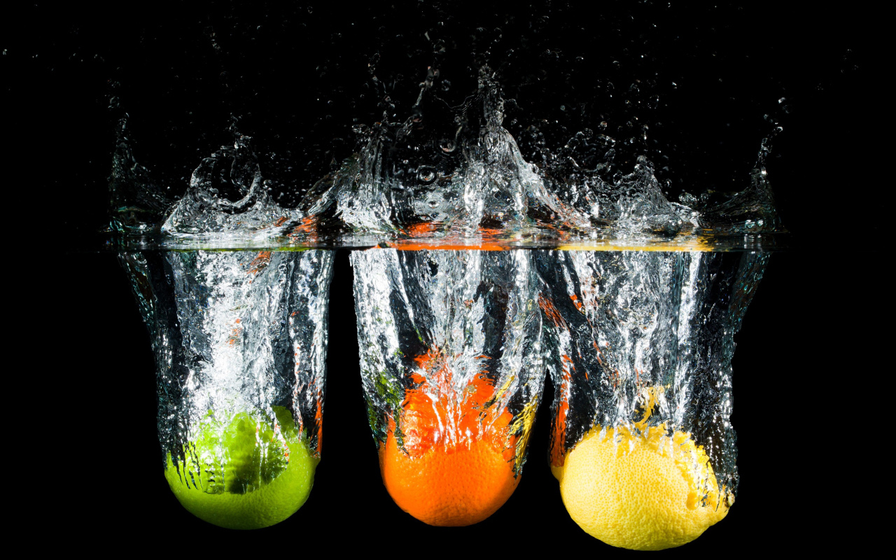 Цитрусы в брызгах воды