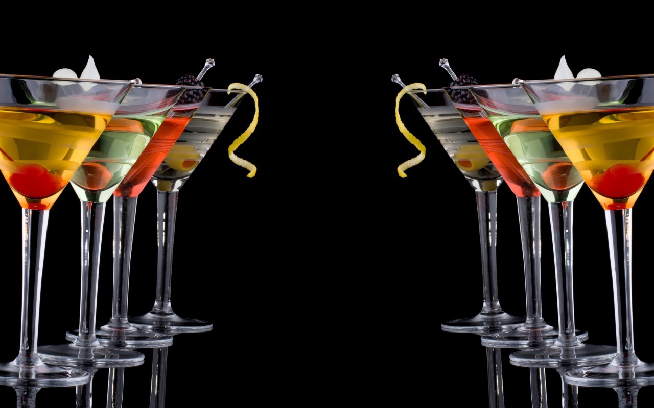 Слабоалкогольные коктейли, черный фон