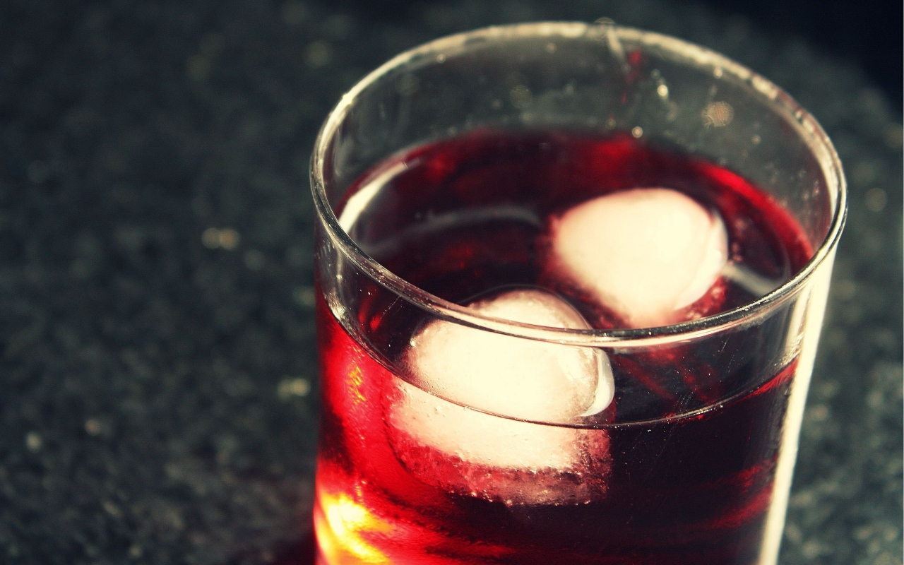 Кубики льда в стакане с соком