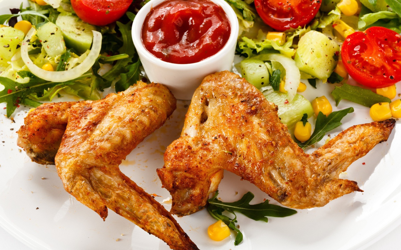 Жаренные крылышки с томатным соусом и овощами