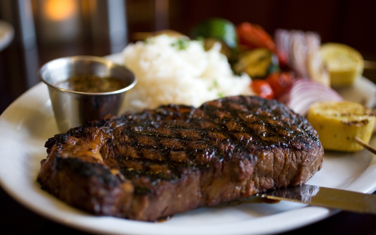 Сочный стейк с соусом