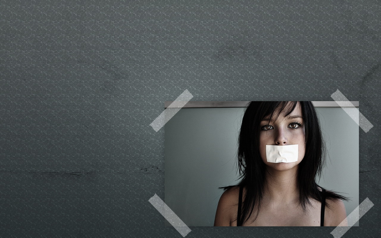 Девушка с заклеенным ртом