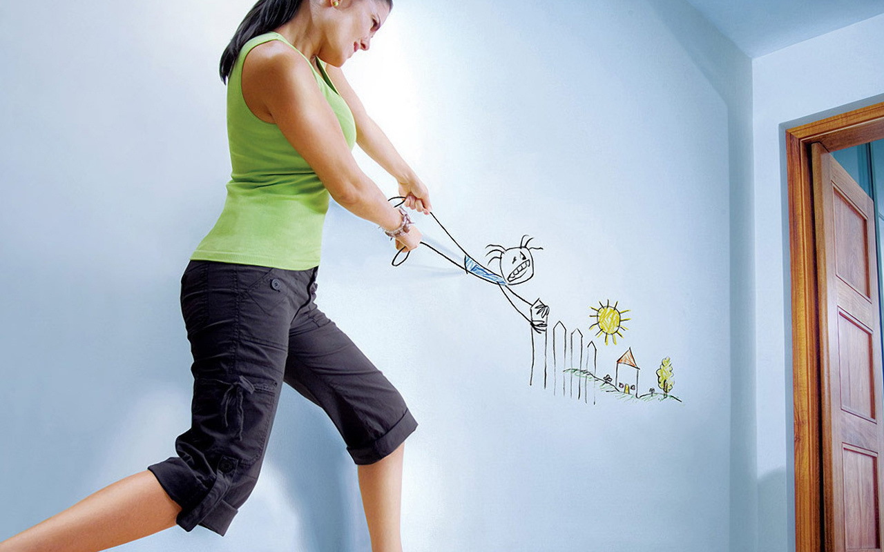 Женщина держит нарисованного человека