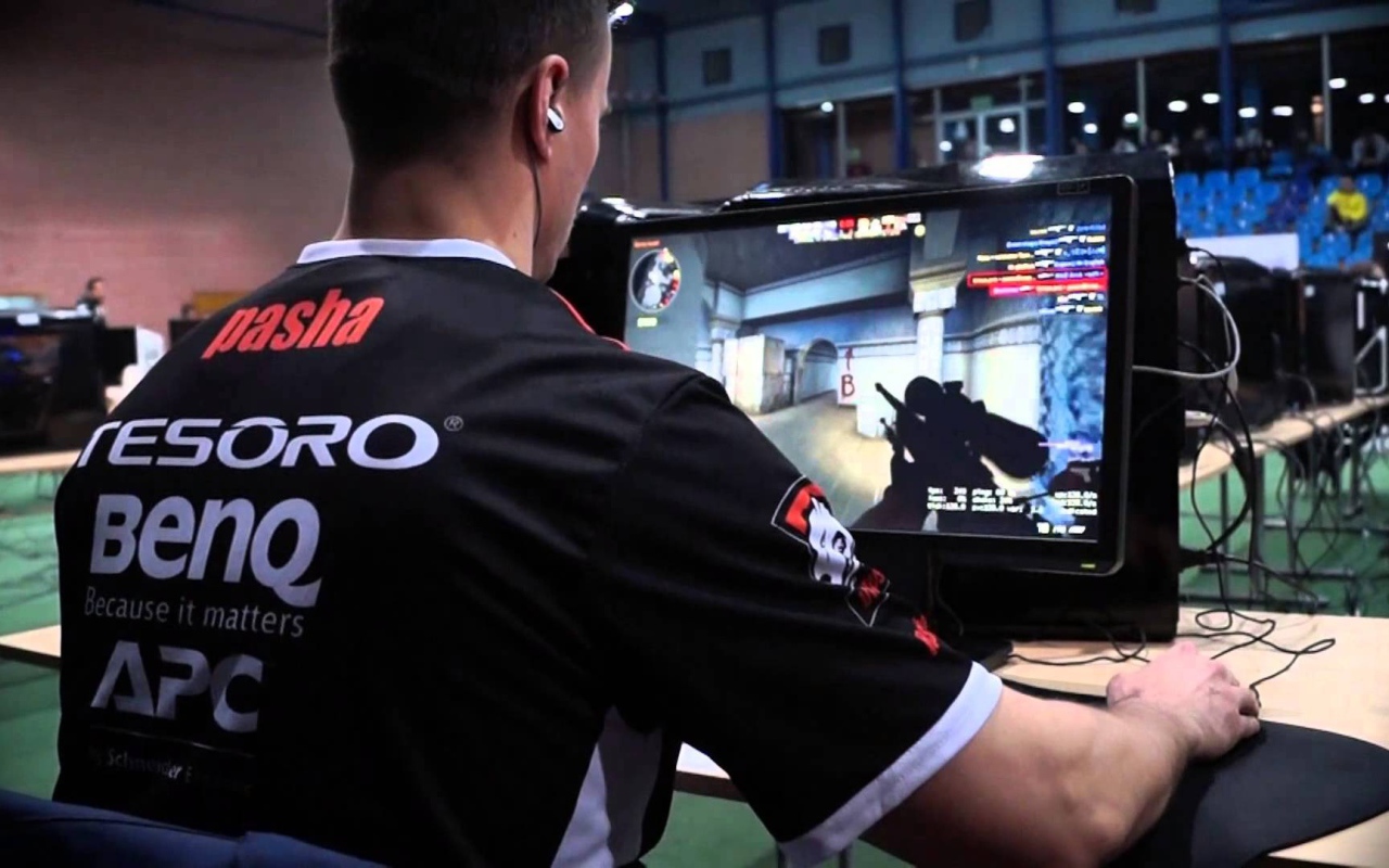 Геймер за компьютером, Virtus Pro