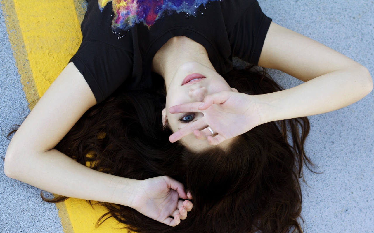 Актриса Эмили Радд лежит на спине