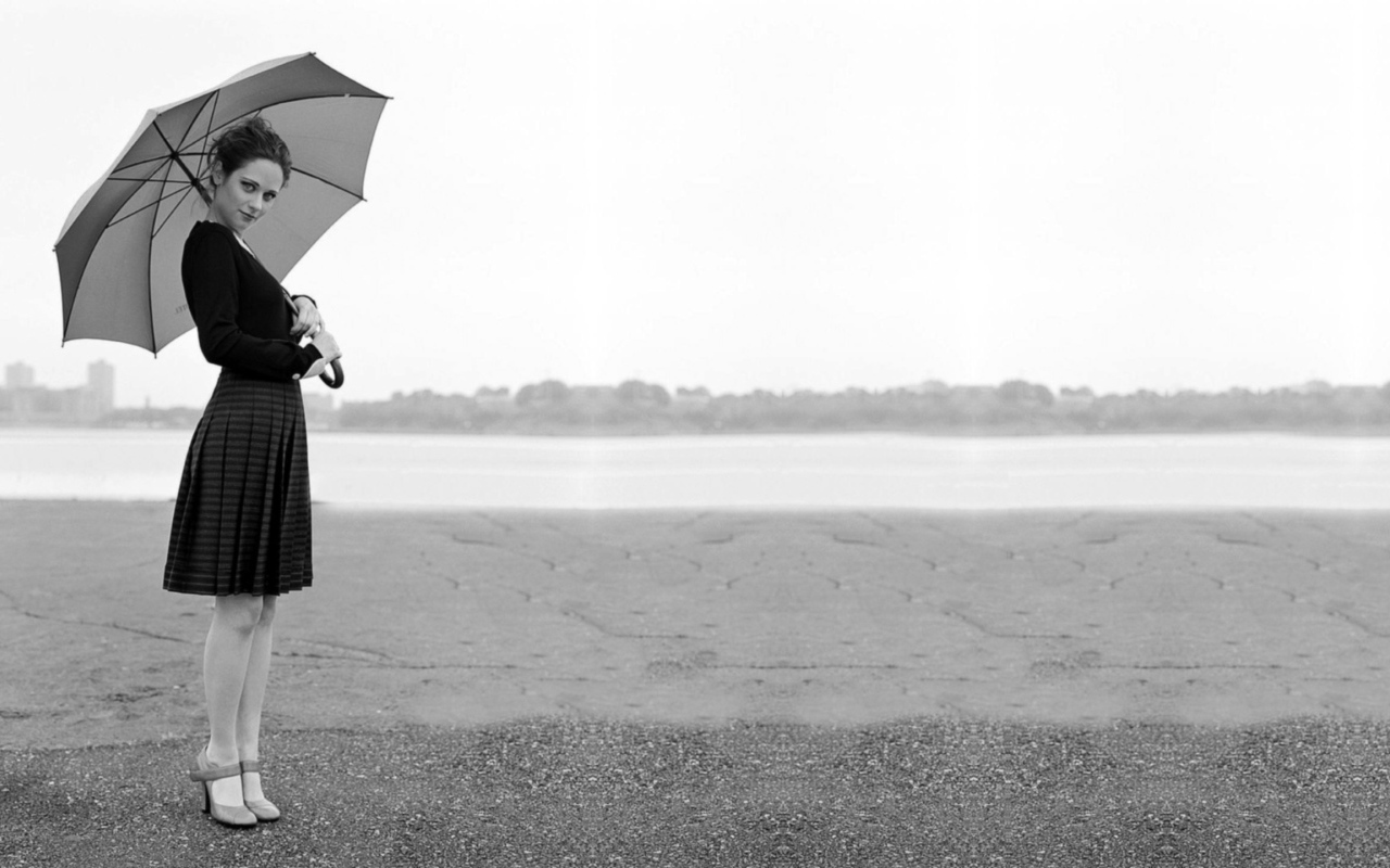 Черно-белое фото девушки с зонтом