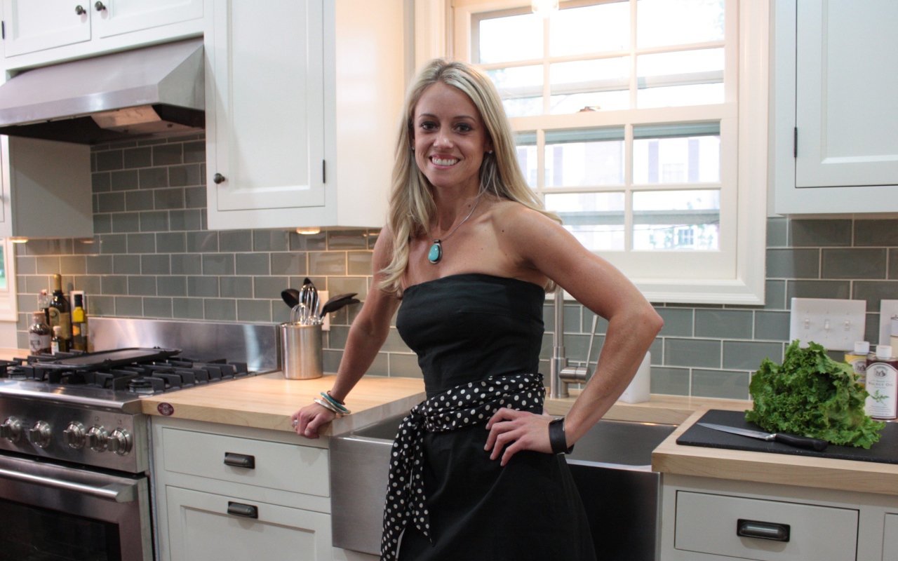 Блондинка Николь Кертис на кухне