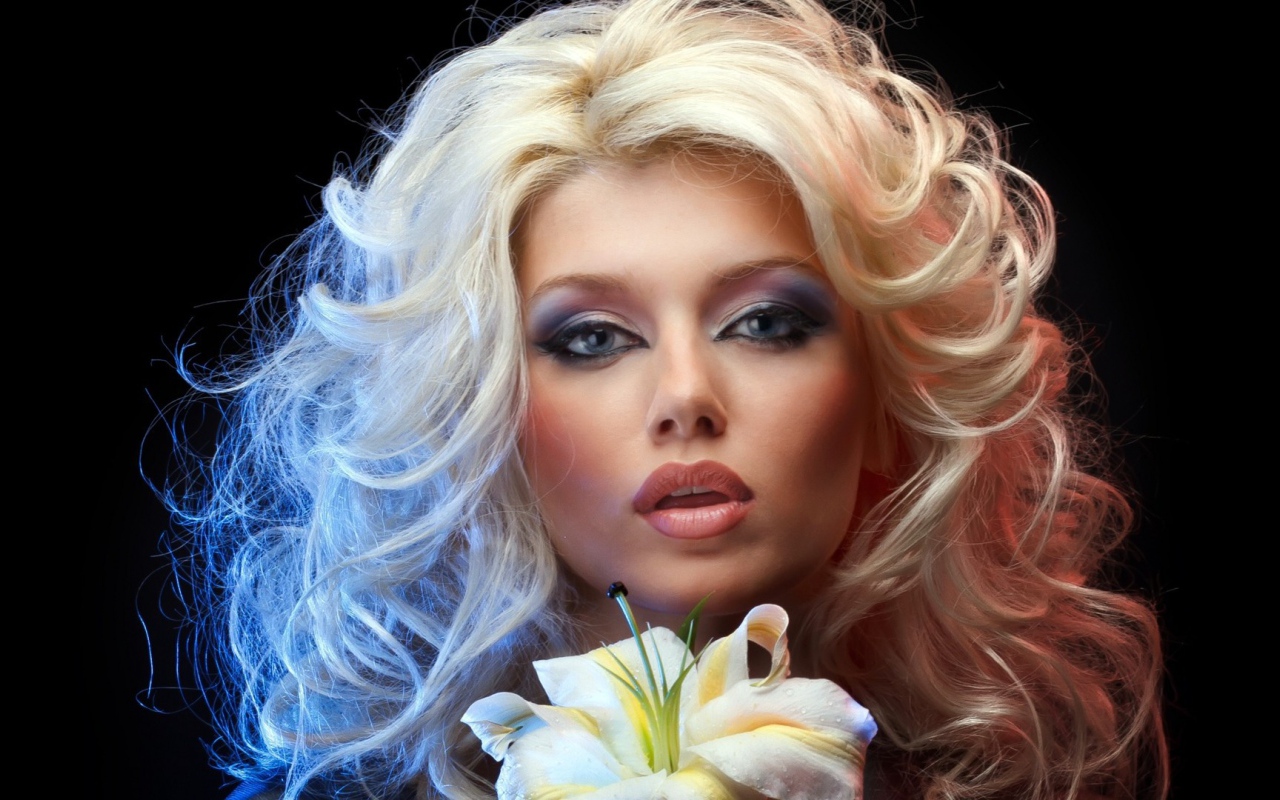 Блондинка с лилией в руках