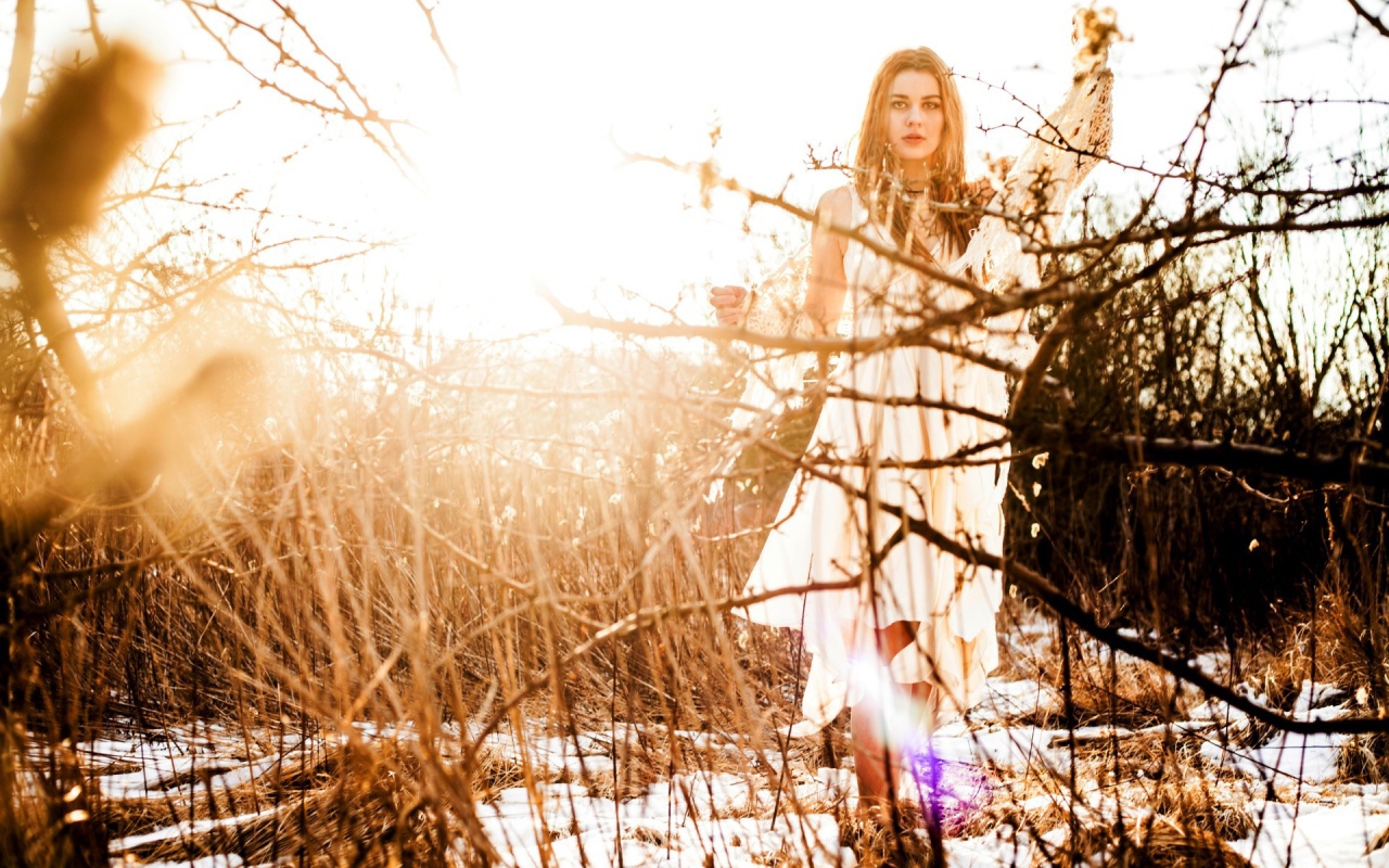 Блондинка в белом платье на снегу