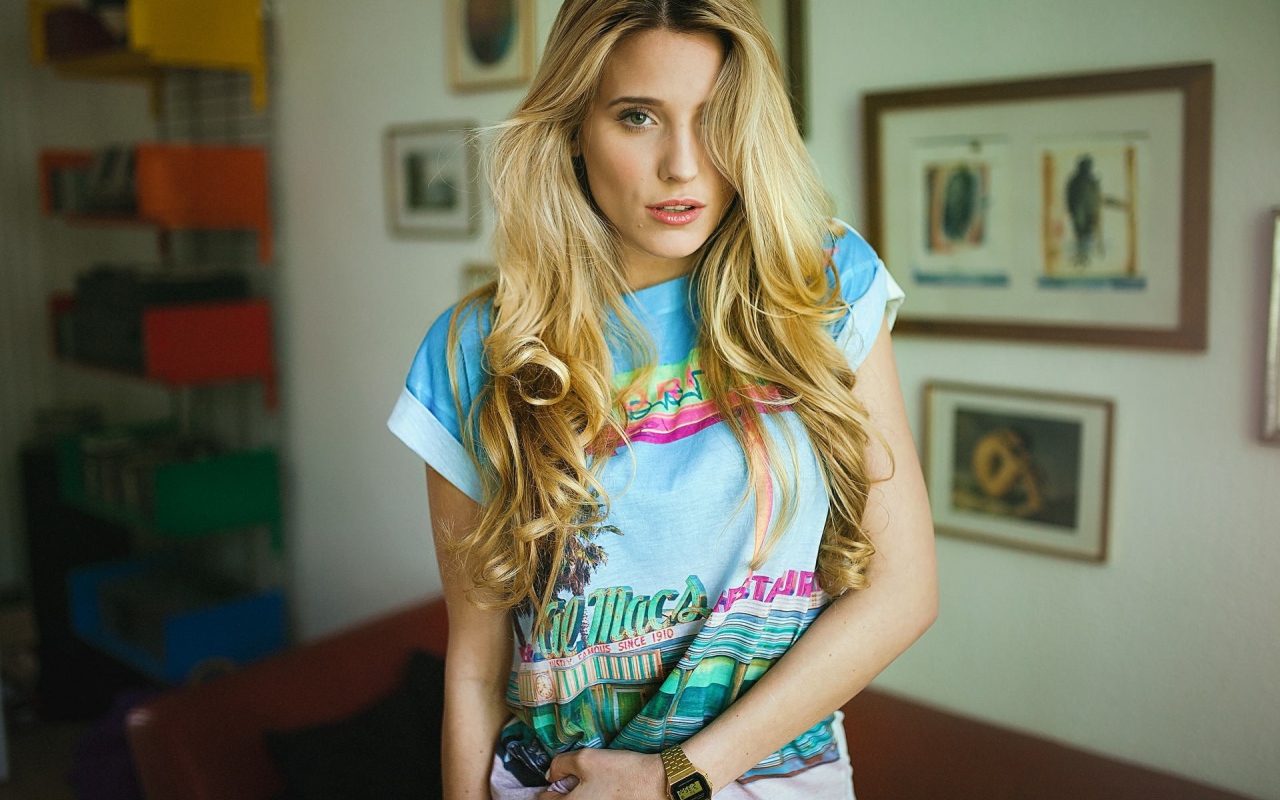 Блондинка в летней футболке