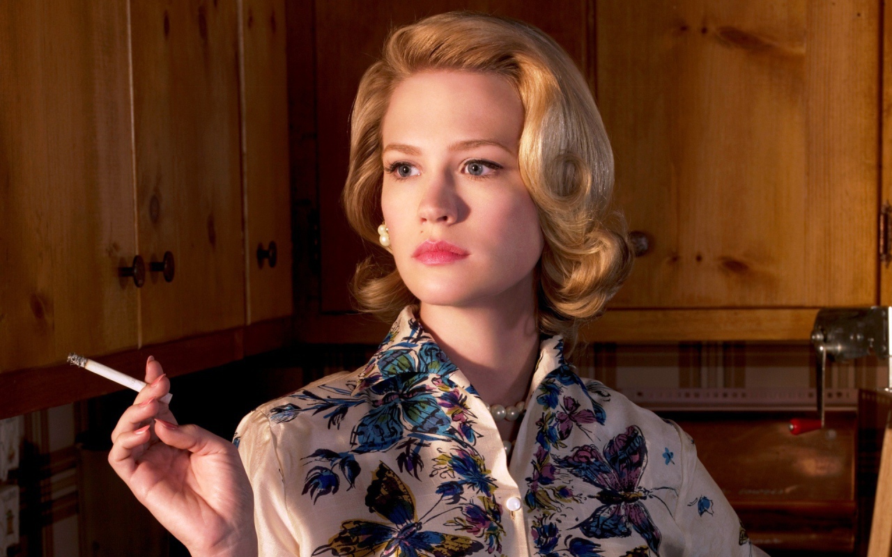 Блондинка с сигаретой в руке