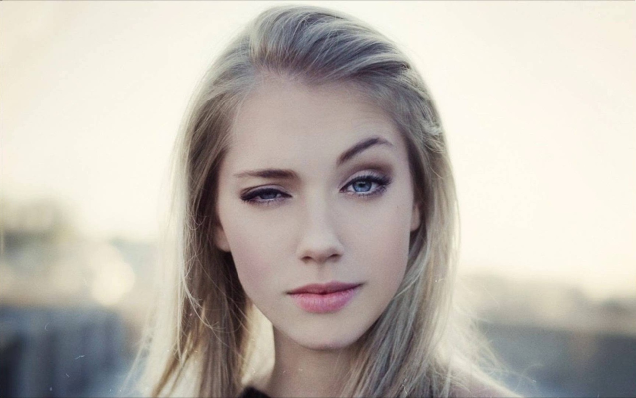 Блондинка с голубыми глазами прищурила глаз