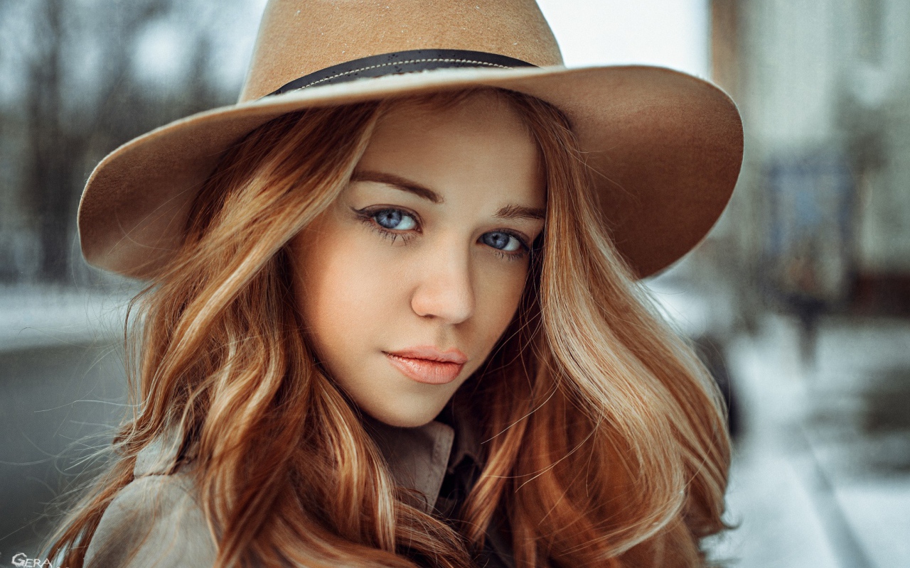 Голубоглазая девушка в коричневой ковбойской шляпе